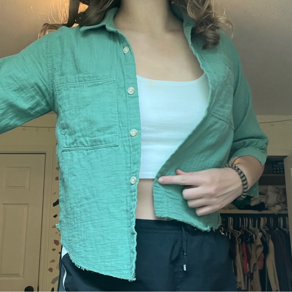 eucalyptus green zara cropped button up, size 8/medium